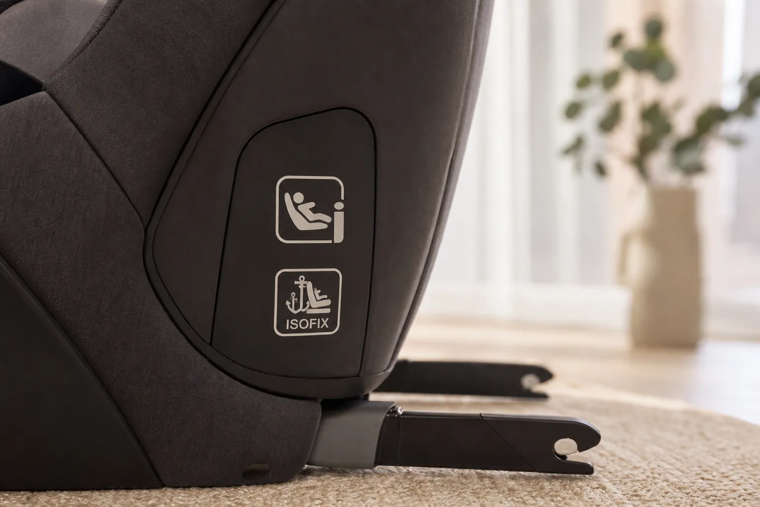 Bakåtvänd bilbarnstol monterad med ISOFIX enligt i-Size-standarden